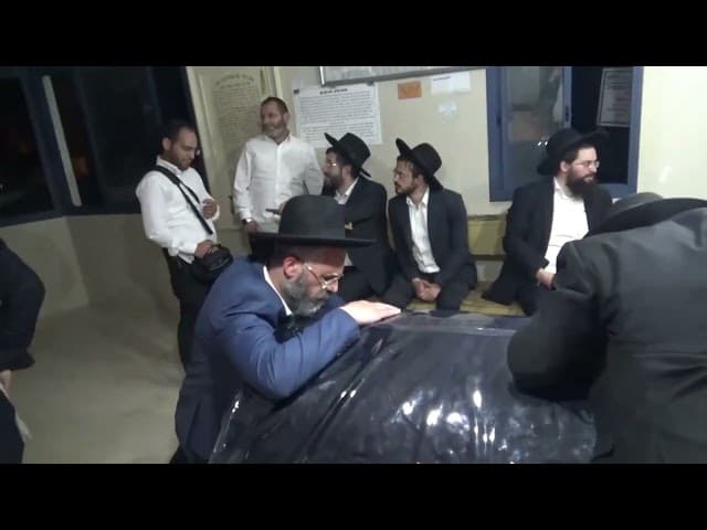 הדיין וראש הכולל, הרב שלמה שרביט, בתפילה על רבני ארגון בעזרת השם שינצחו במלחמות הקודש שלהם