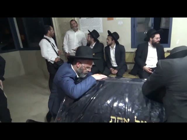 Dayan & Rosh Kollel Rav Shlomo Sharvit Prayers For BH Rabbis To Win Holy Wars.