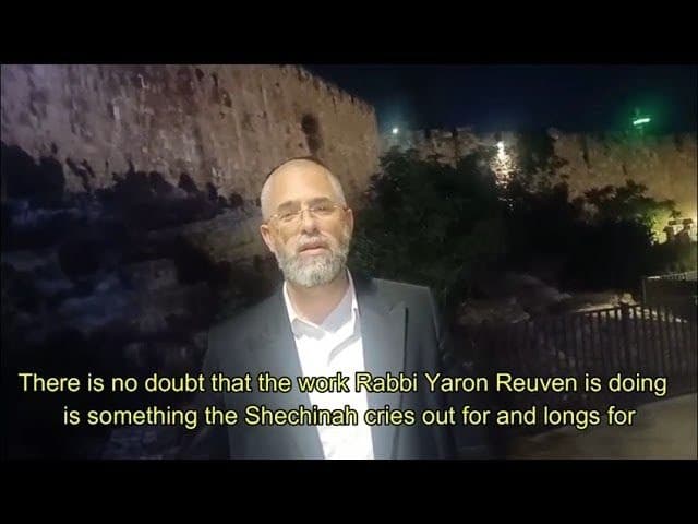 הגאון רבי שלמה שרביט מברך את ארגון בעזרת השם בכותל המערבי
