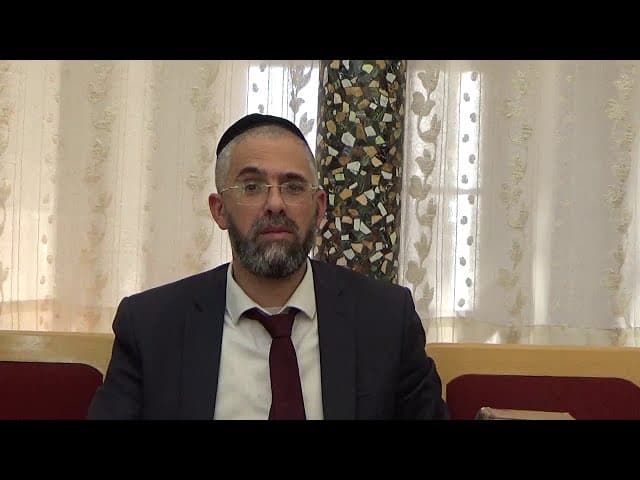 הרב שלמה שרביט (11) טובל ושרץ בידו